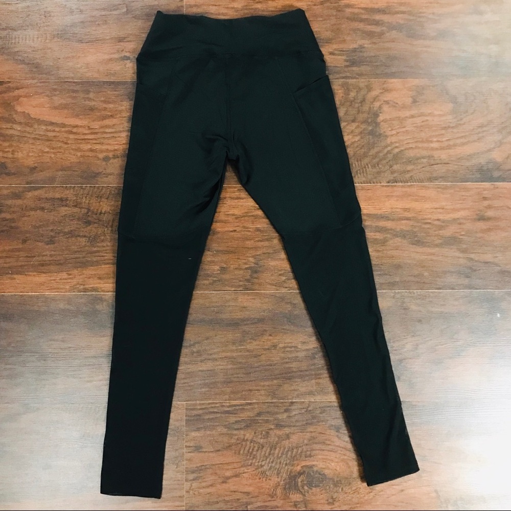 Mesh Insert High-Rise Capri Leggings - Picture 6 of 7